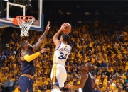 开云官网-粉丝狂欢：球队胜利庆祝洒热泪