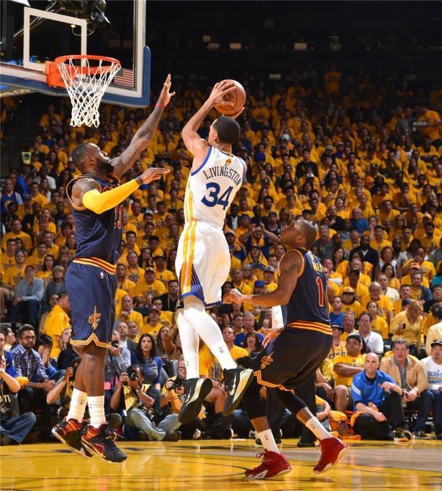 粉丝狂欢:球队胜利庆祝洒热泪 粉丝狂欢:球队胜利庆祝洒热泪